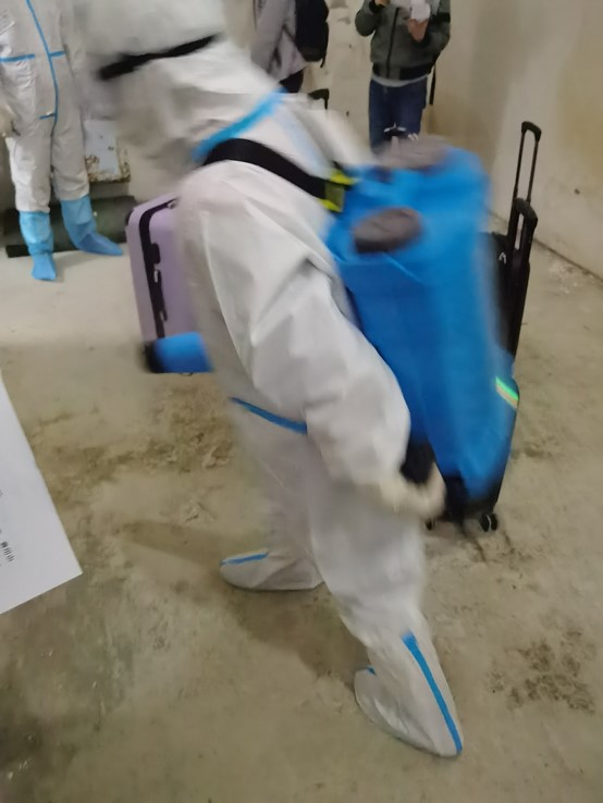 大白集中给箱子消毒