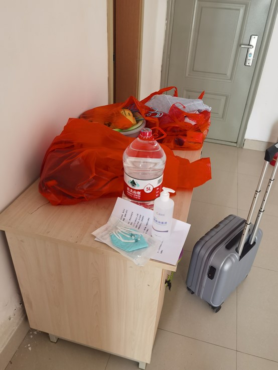 放在门口桌子上的日用品
