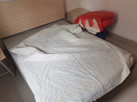 这个床看起来还是有些伤感